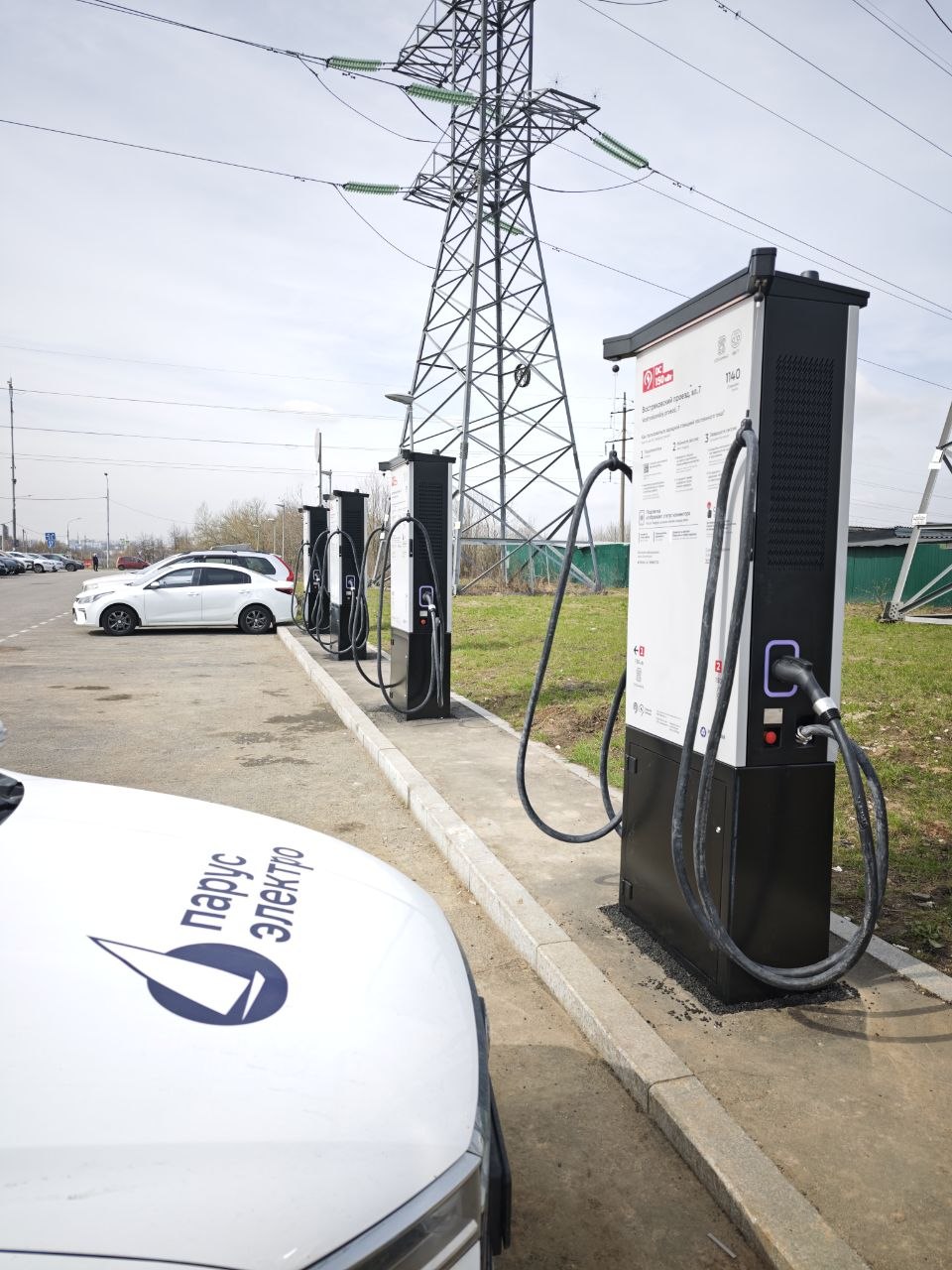 Компания «Росатом Сеть зарядных станций» запустила первые малые электрозарядные комплексы в Москве